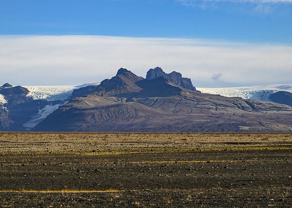 Mountains and glaciers near Kirkjubæjarklaustur on the southern coast