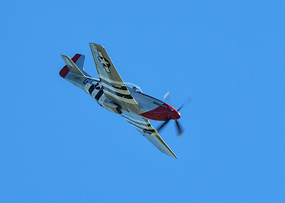 P-51 Mustang diving